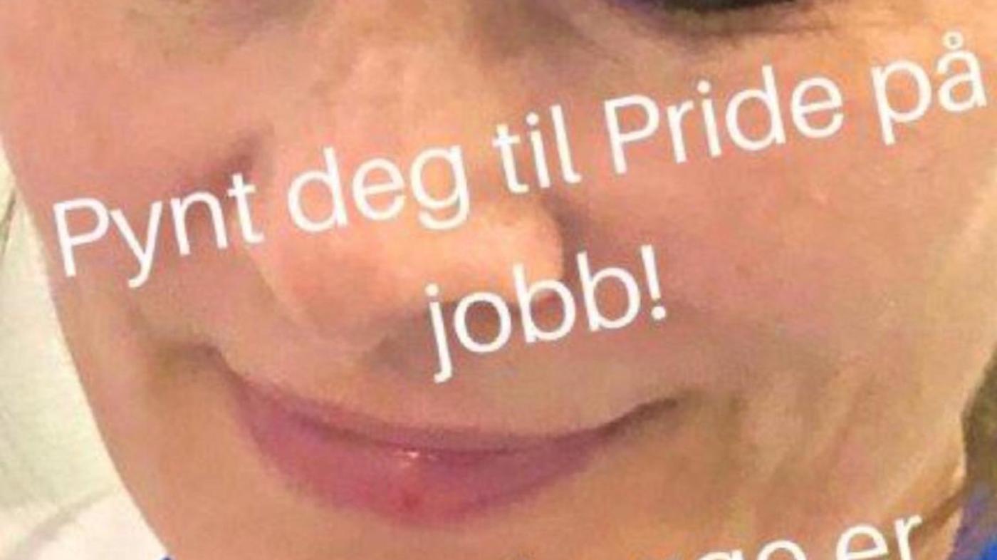 Bildet viser et ansikt med øyskygge lagt i pridefarger.