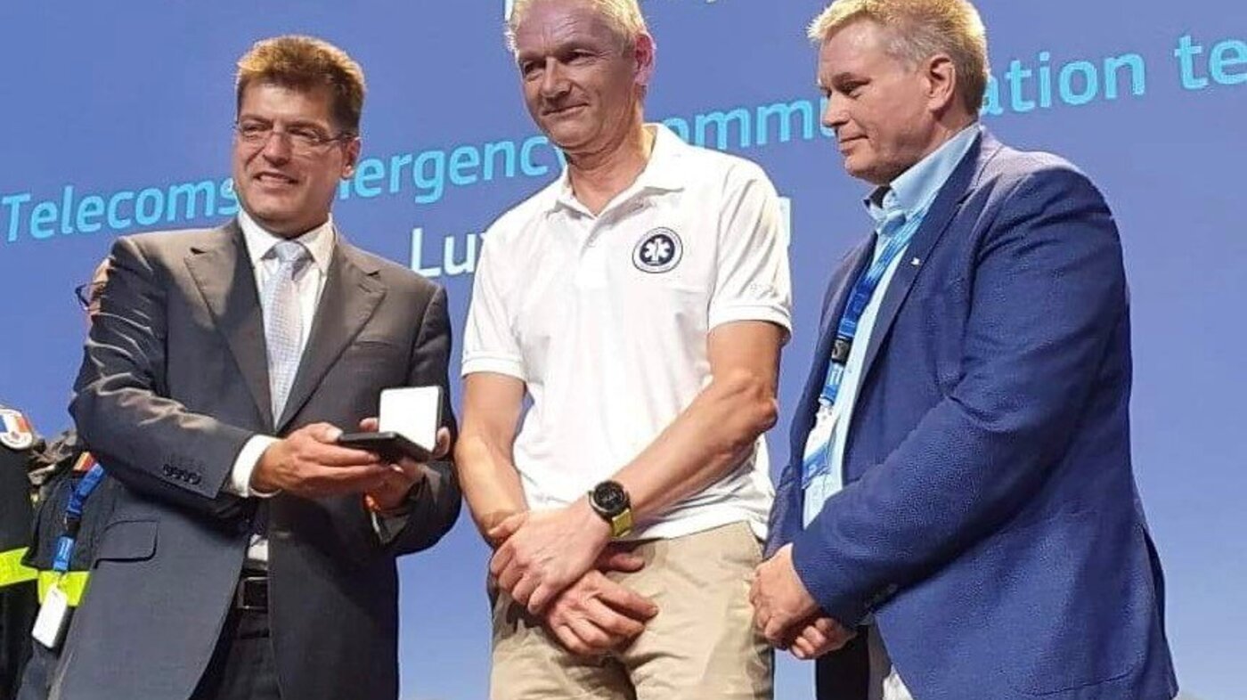 Medisinsk ansvarlig, Asle Hirth, mottar medaljen av EUs kommissær for krisehåndtering, Janez Lenarčič. Medisinsk ansvarlig, Asle Hirth, mottar medaljen av EUs kommissær for krisehåndtering, Janez Lenarčič.