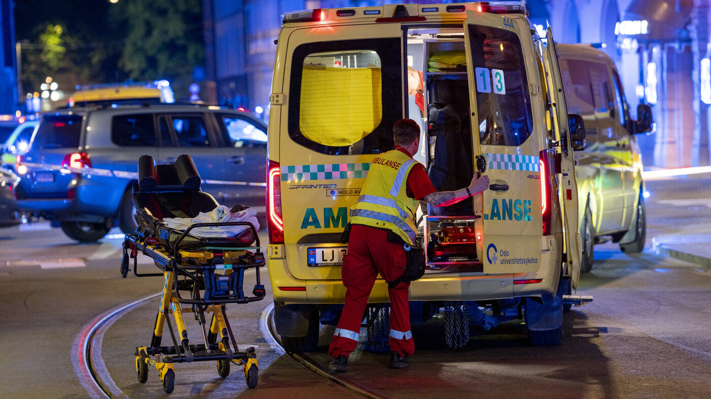 Ambulanse utenfor London pub etter skytingen natt til søndag Ambulanse utenfor London pub etter skytingen natt til søndag