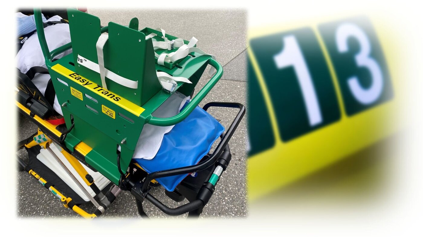 Ambulanse og bilde av båre med respirator-rack