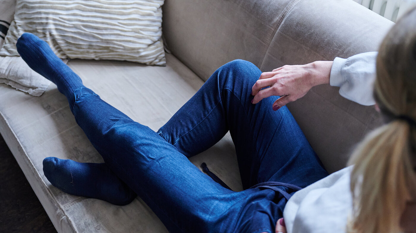 Kvinne på sofa Kvinne på sofa