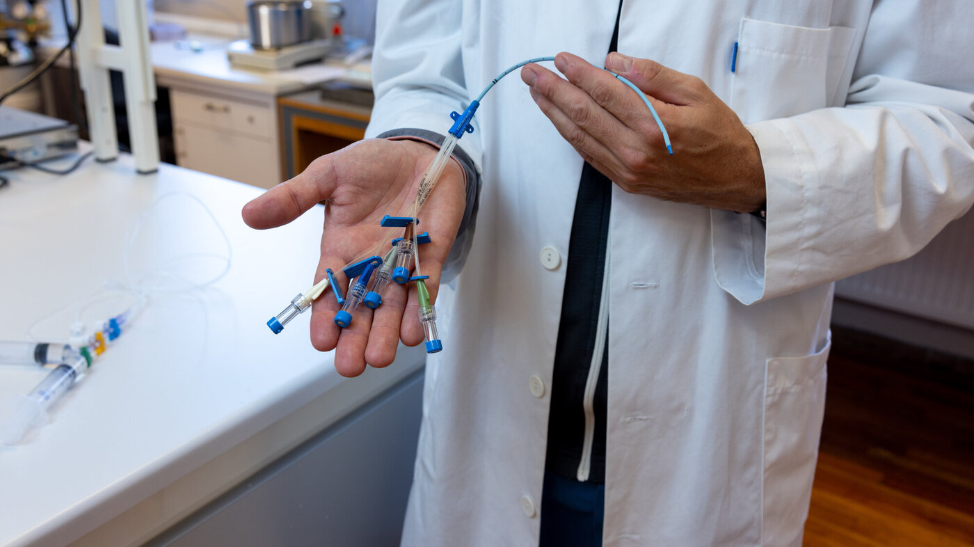 Bildet viser hender som holder utstyr til å gi infusjoner.