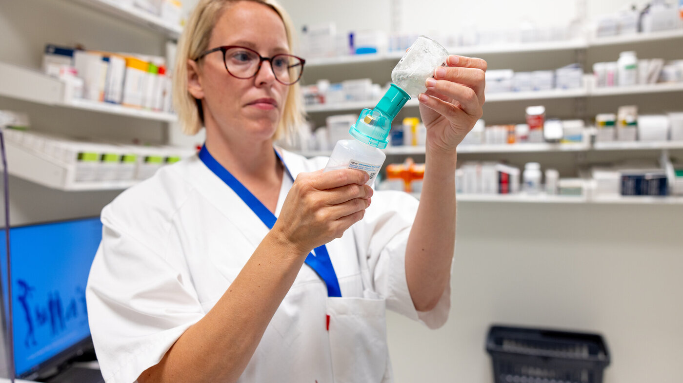 Bildet viser Andrika Hagfjäll-Lande blande ut antibiotika
