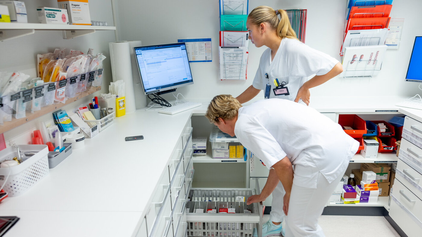 Bildet viser Marta Eik og Hilde Torseth på medisinrommet.
