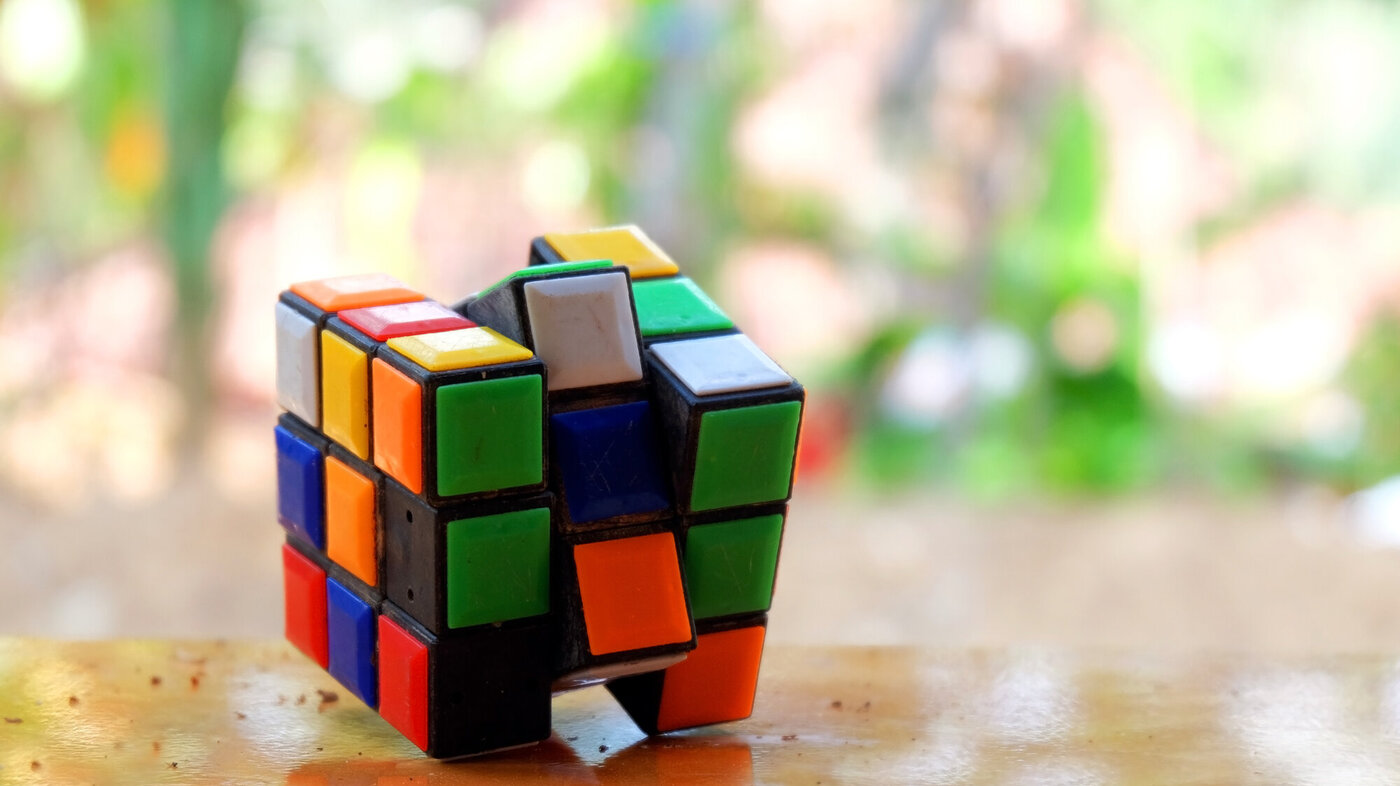 Bildet viser en Rubiks kube som ikke er løst