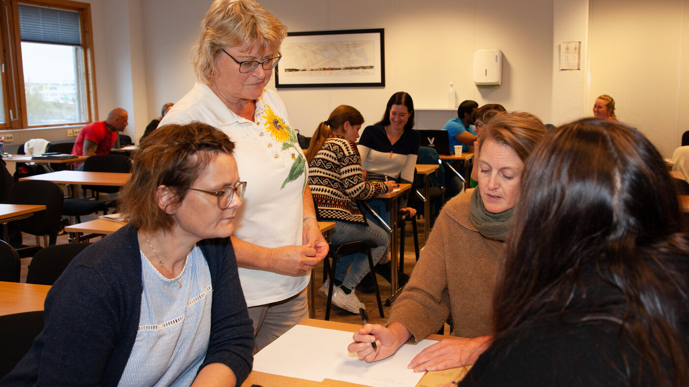 Bildet viser Elfrid Måløy i undervisning med studenter