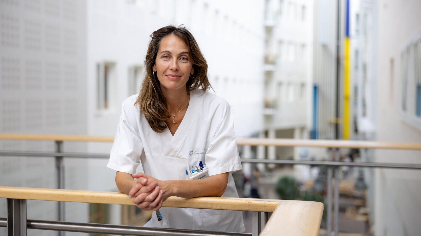 Camilla Grøver Aukrust, nevrosykepleier og midtveid i doktograd, avbildet i glassgaten ved Rikshospitalet.
