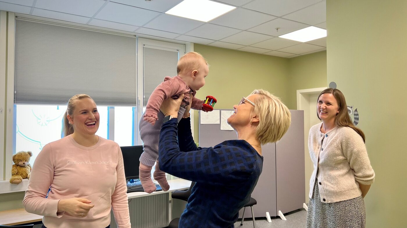 Helseministeren løfter baby på Saupstad helsestasjon i Trondheim