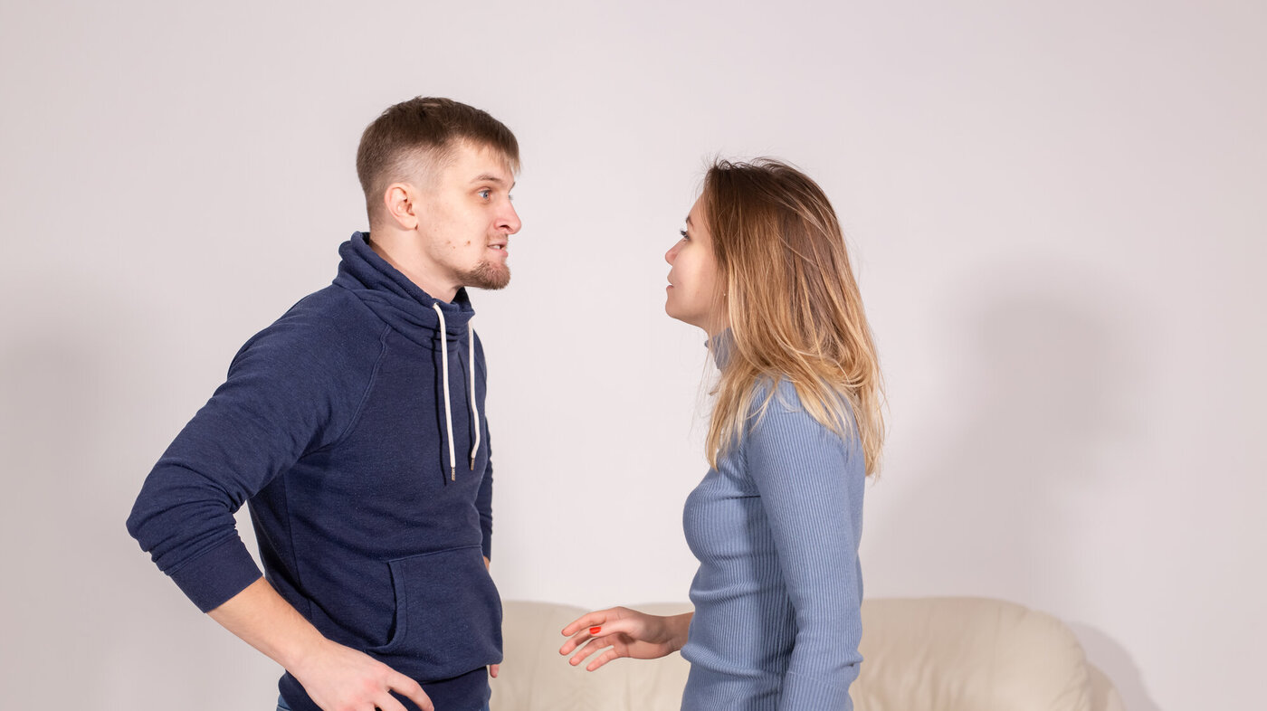 Bildet viser en ung mann og en ung kvinne som diskuterer