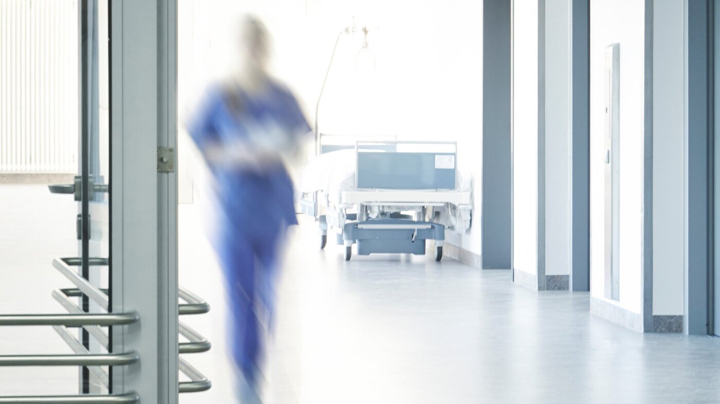 utydelig sykepleier som går fort bildet viser utydelig sykepleier som går fort