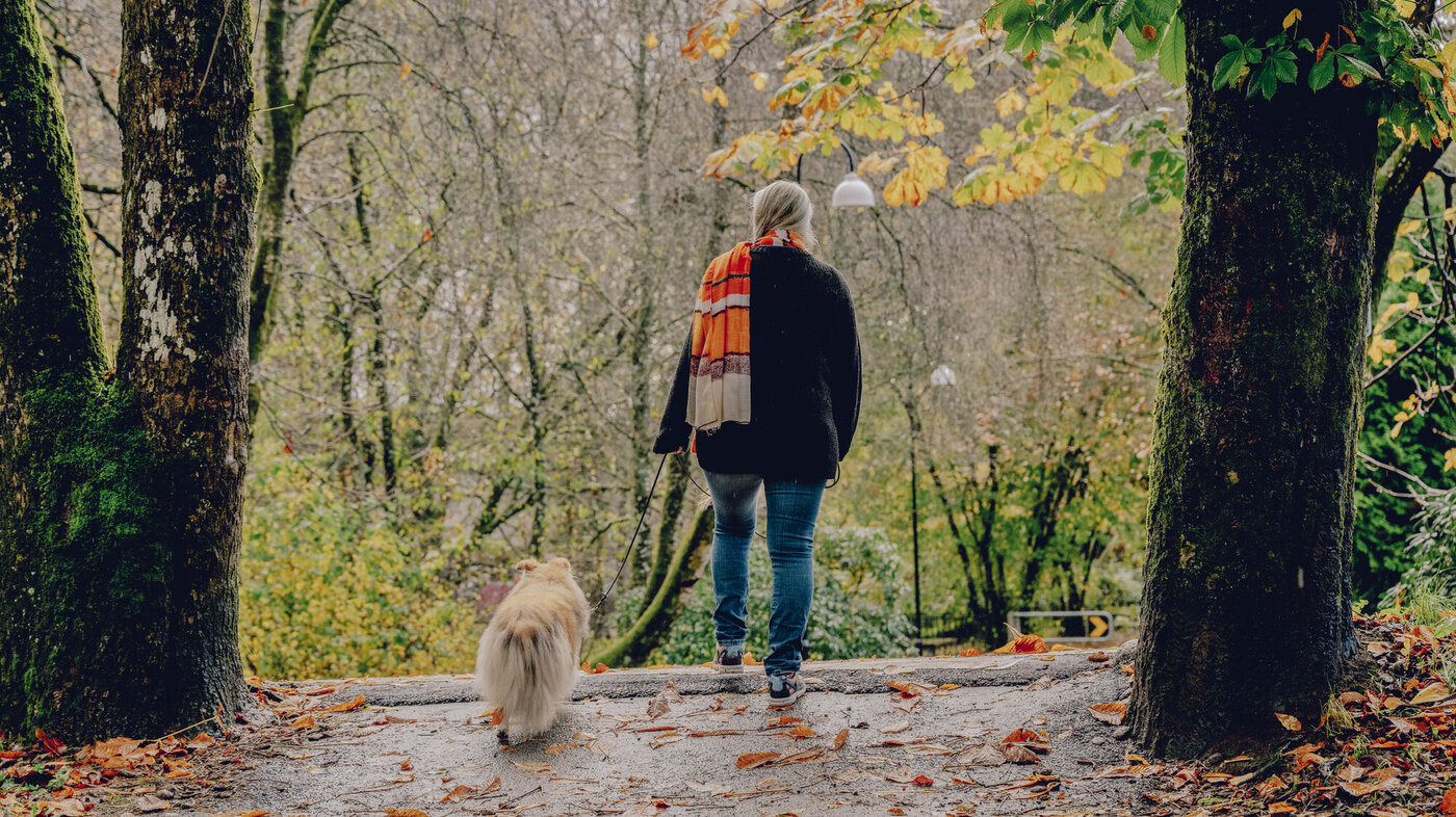 Målfrid J. Frahm Jensen Bildet viser Målfrid J. Frahm Jensen som går tur med hund.