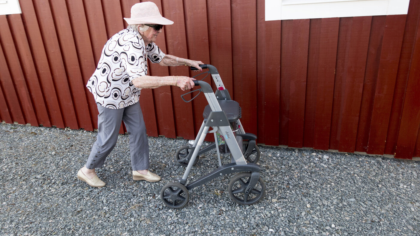 Kvinne med rullator Kvinne med rullator