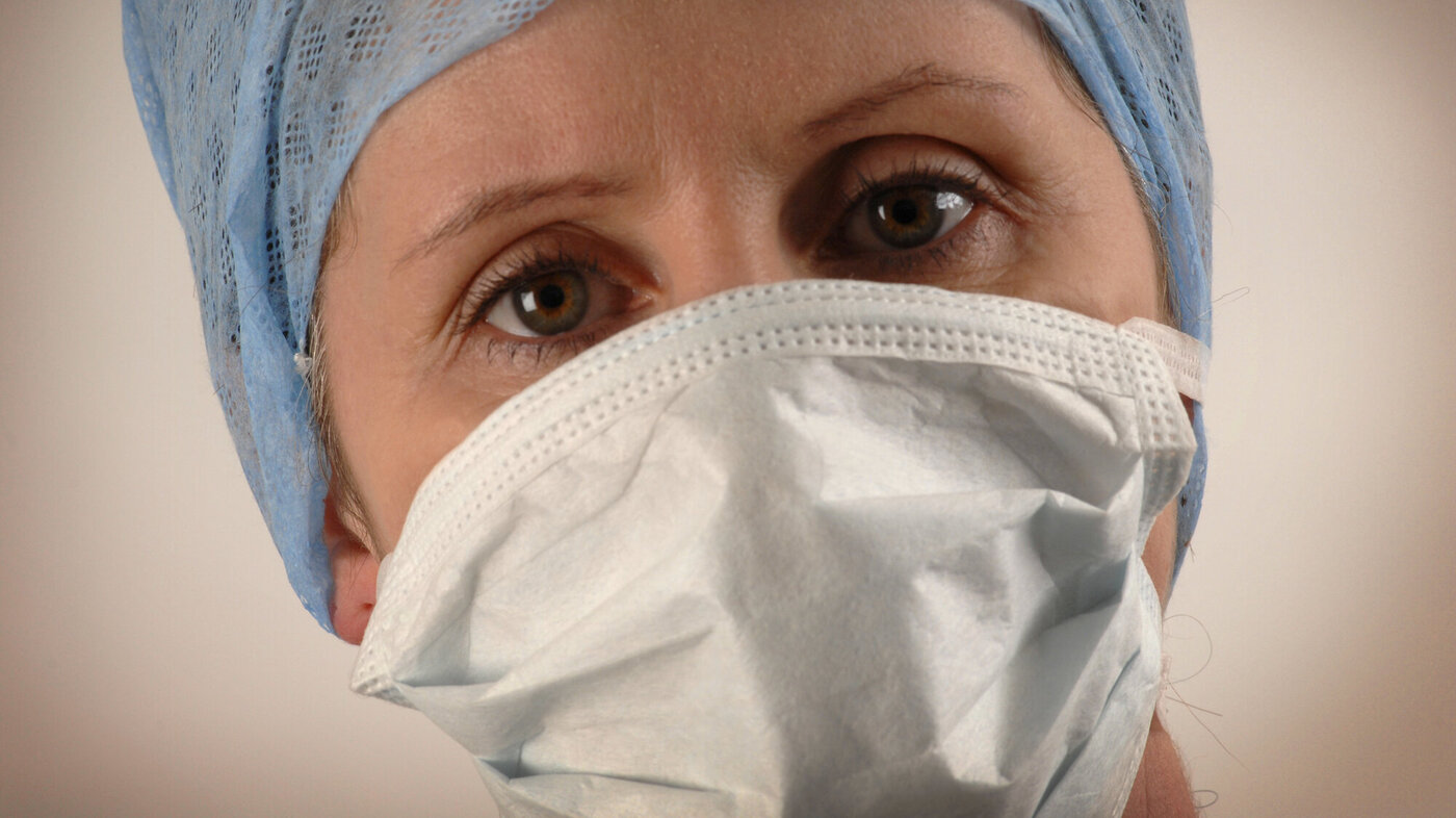 Bildet viser en sykepleier med munnbind.