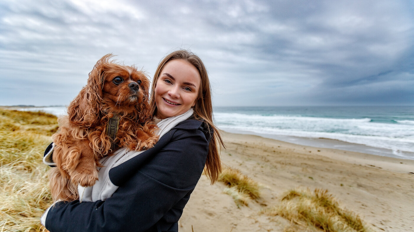 Wenche Wiik med hunden Lykke