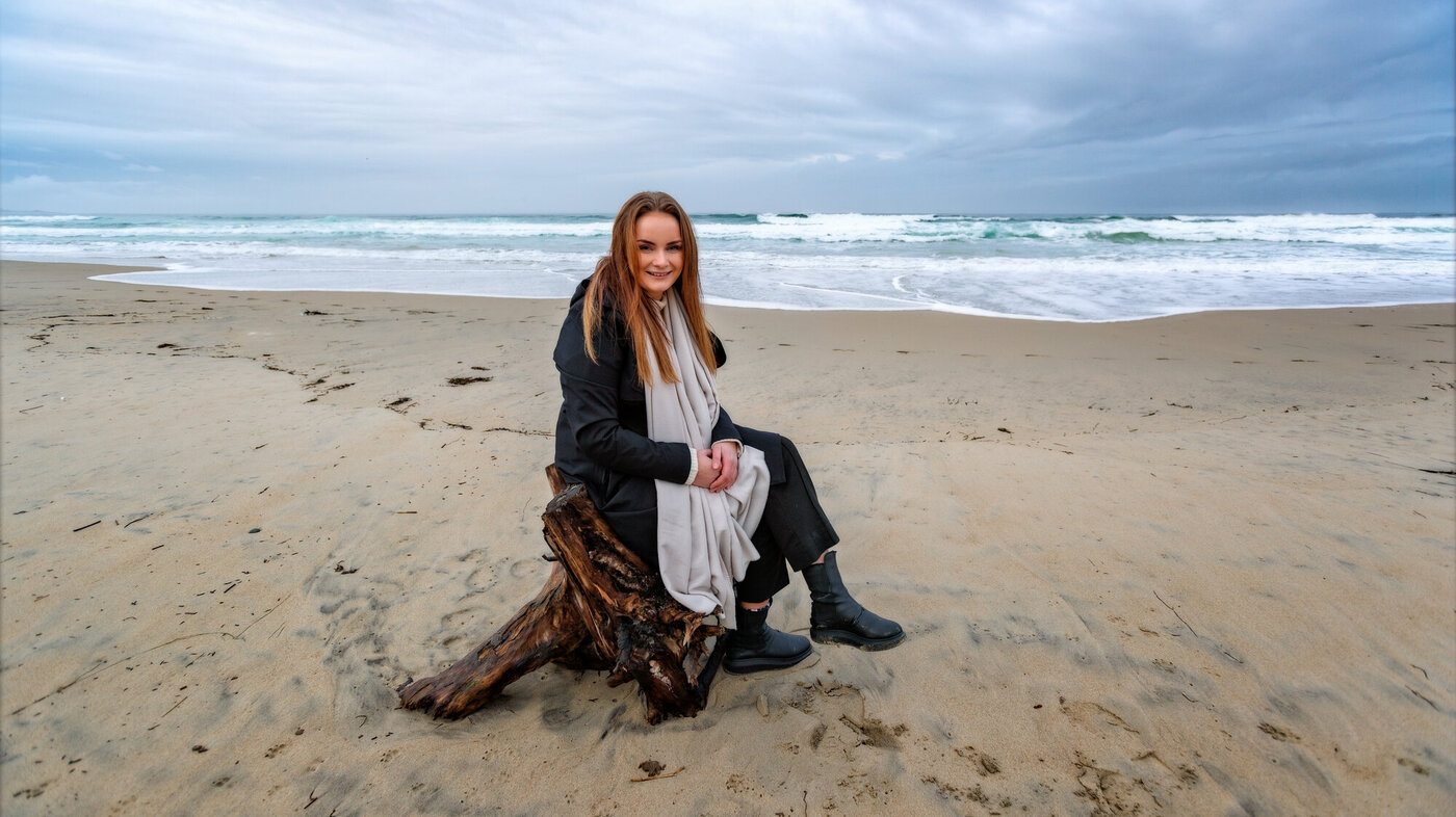 Sykepleier Wenche Wiik på stranden