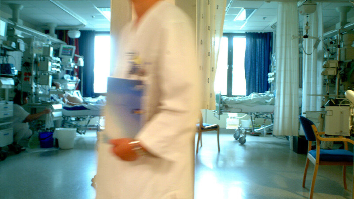 Bildet viser et helsepersonell på sykehus.