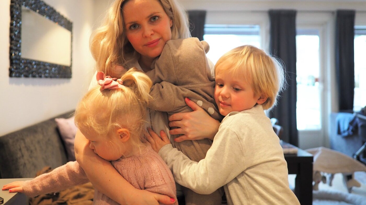 Bildet viser Caroline Sandvik sammen med sine tre barn Bildet viser Caroline Sandvik sammen med sine tre barn