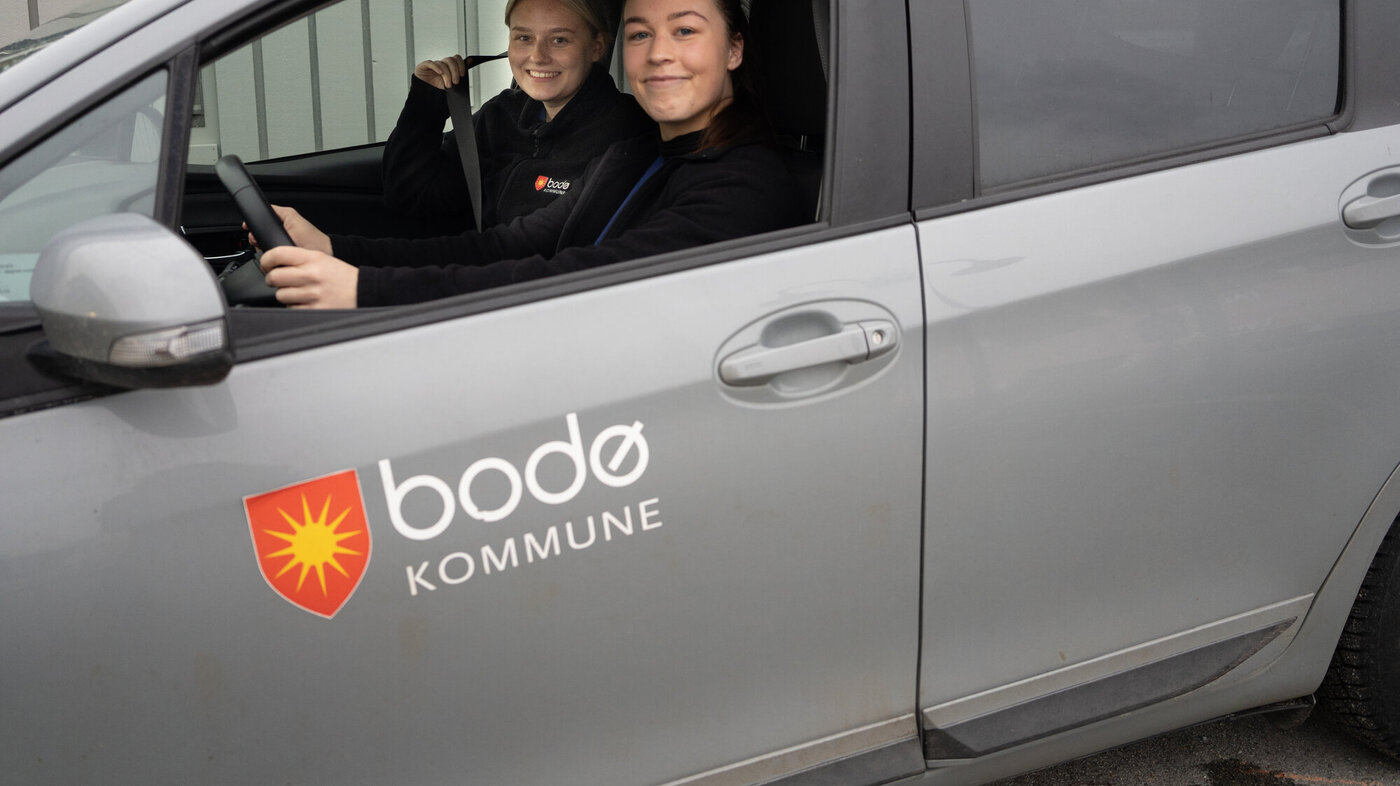 Bildet viser Østvik og Jørgensen i bil