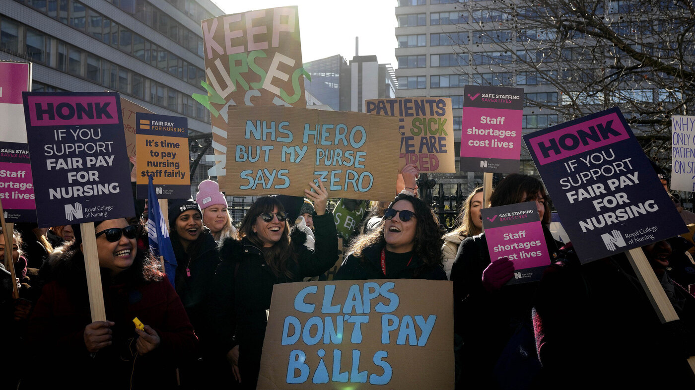Bildet viser sykepleiere i streik utenfor St. Thomas' Hospital i London 6. februar Bildet viser sykepleiere i streik utenfor St. Thomas' Hospital i London 6. februar