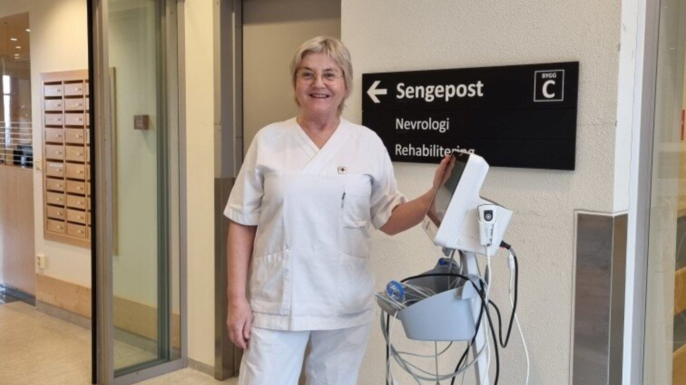 Bildet viser Anne Beathe Bohne som triller et apparat i en sykehuskorridorus