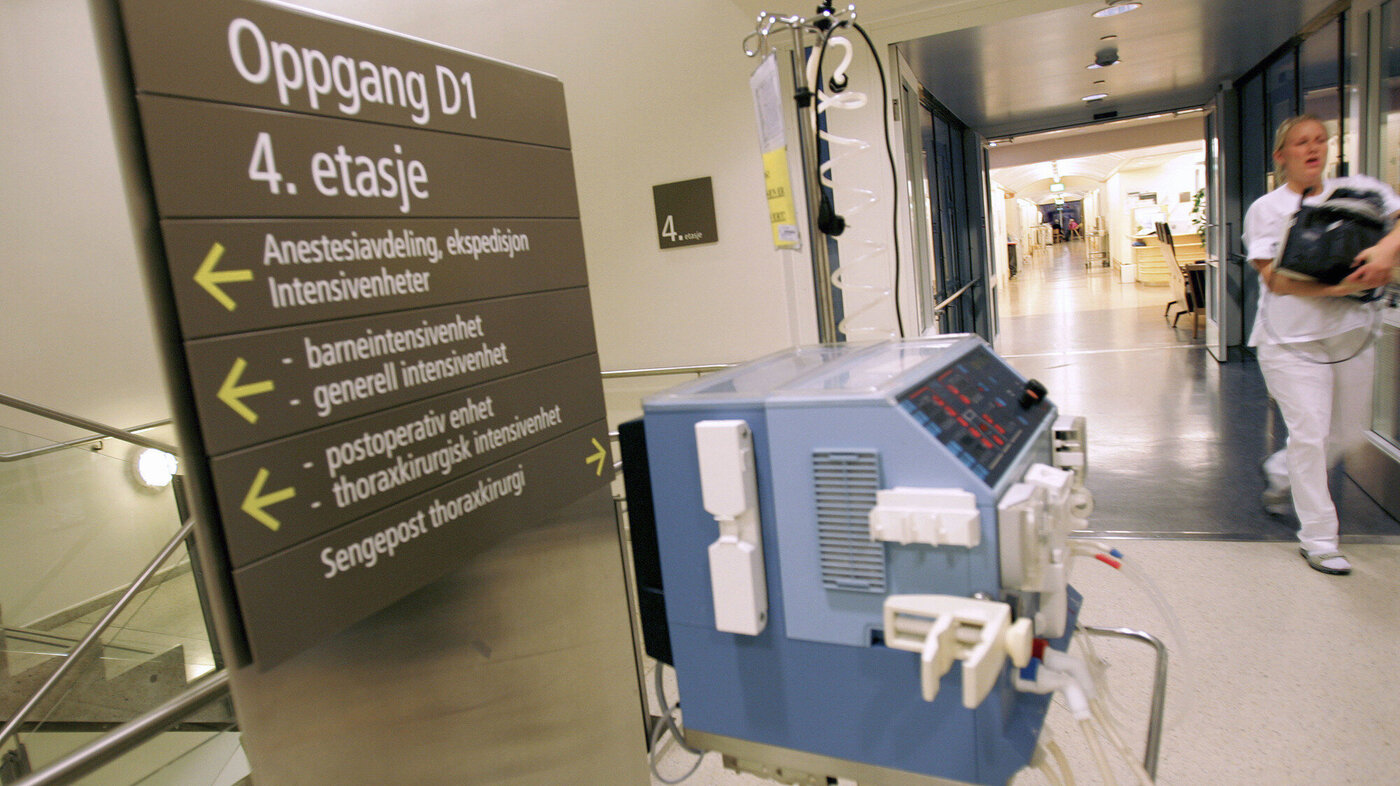 Bildet viser en sykepleier og utstyr ved Thoraxkirurgisk avdeling ved Oslo universitetssykehus.