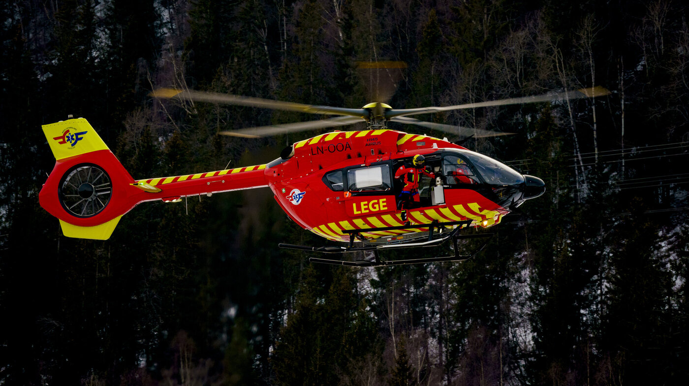 Helikopter fra Luftambulansen under landing