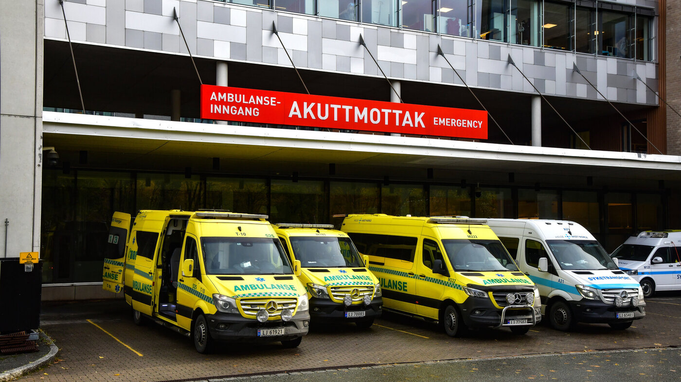 Bildet viser ambulanser utenfor St. Olavs Hospital i Trondheim