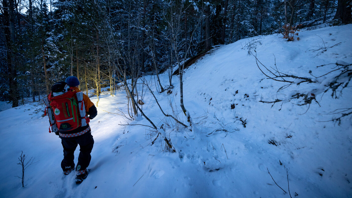 Frivillig fra Norsk Folkehjelp på øvelse i skogen