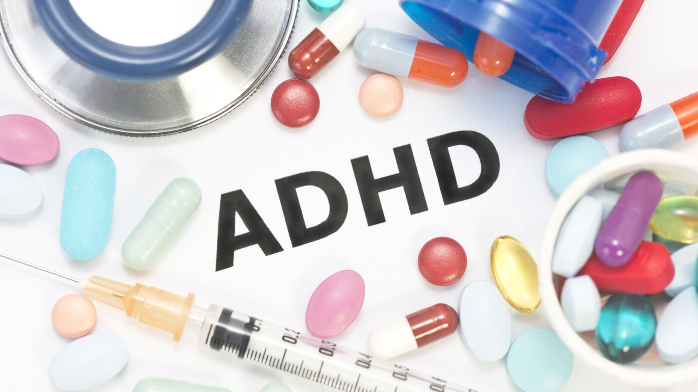 Bildet viser piller på en bordflate hvor det er skrevet ADHD