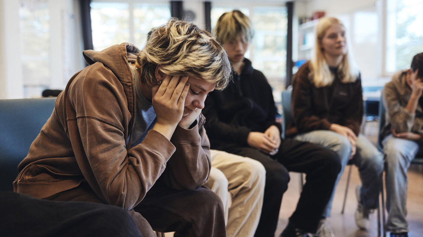 Gruppesamtale Bildet viser en gruppe unge mennesker som deltar i en gruppesamtale