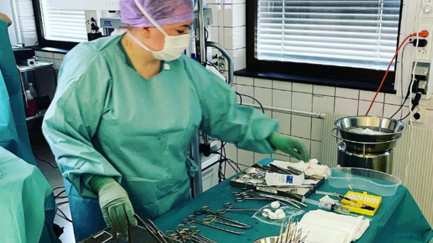Operasjonssykepleier, Ringerike sykehus Bildet viser en operasjonssykepleier ved et instrumentbord.
