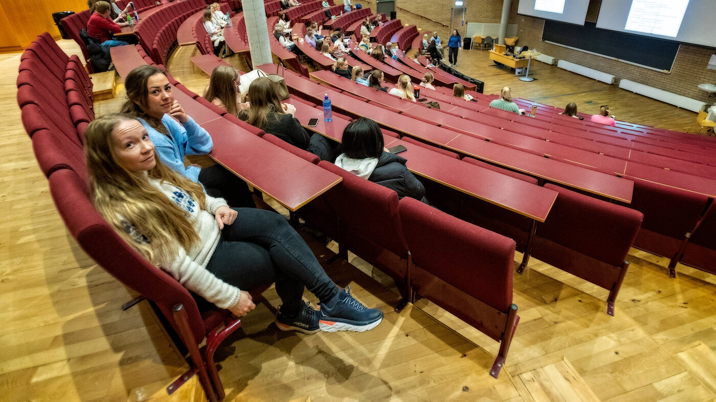 Bildet viser sykepleiestudentene Maja Schjølberg Sivertsen og Hilde Dahl Stensland i forelesningssal på UiS