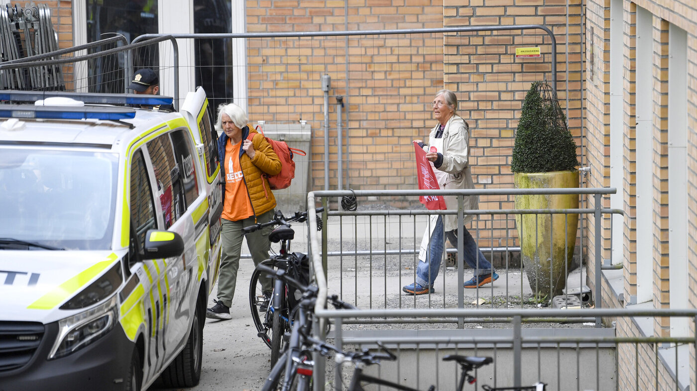 Bildet viser aksjonister som fjernes fra Rikshospitalet