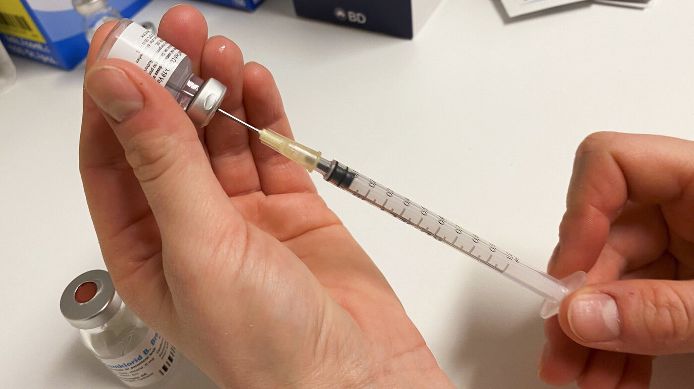 Bildet viser sprøyte som fylles med vaksine