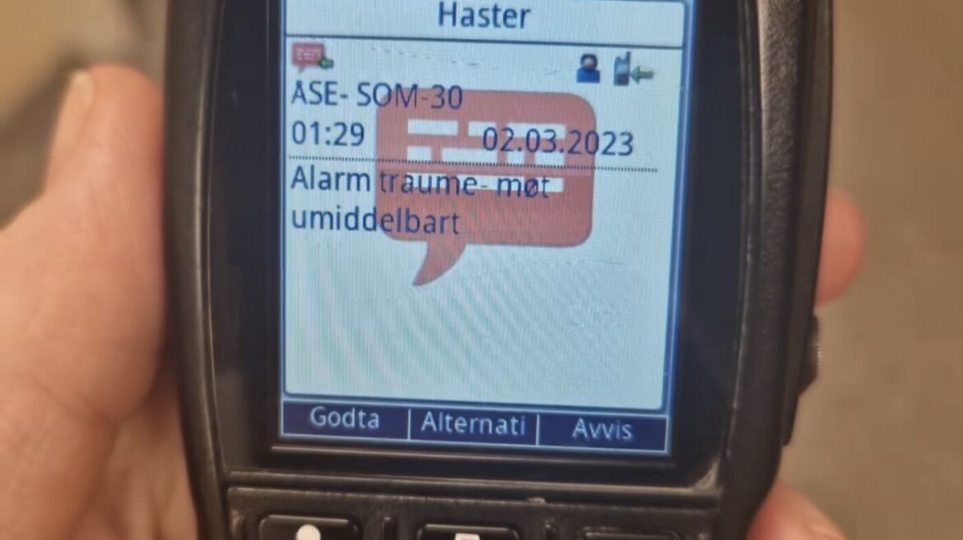 Bildet viser en telefon som viser traumealarm.