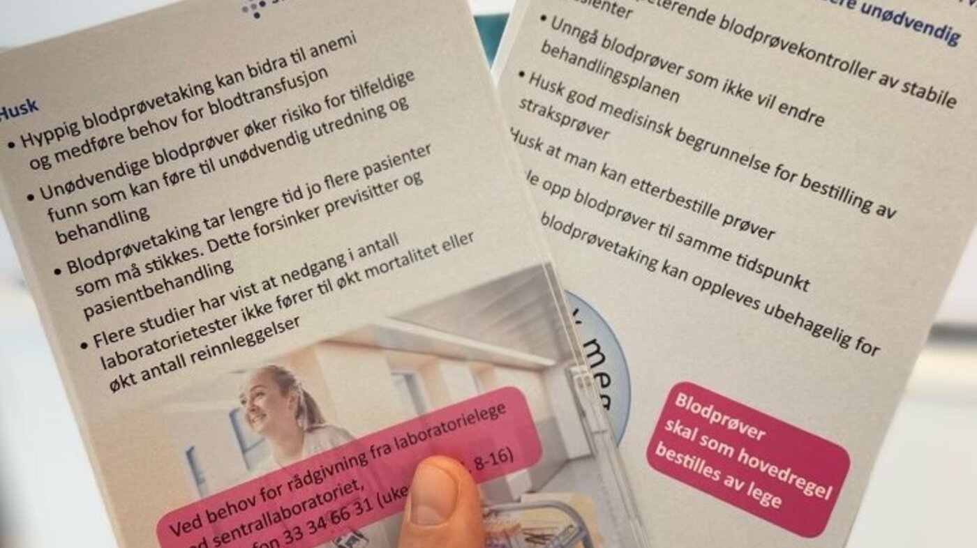 Bildet viser lommekort med informasjon om blodprøvetaking.