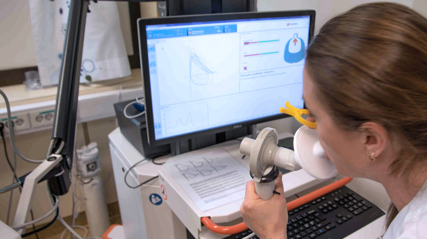 Bide viser astma- og allergisykepleier Turi Nergård som gjør en spirometritest.