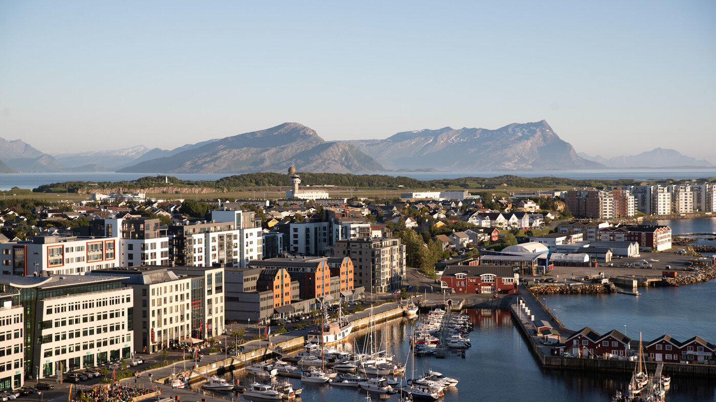 Bildet viser utsikten over havna og Bodø sentrum fra Scandic Havet