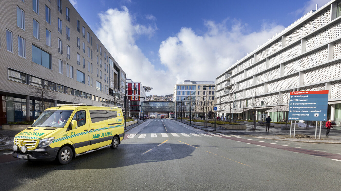 Bildet viser en ambulanse som står parkert ved St. Olavs hospital i Trondheim