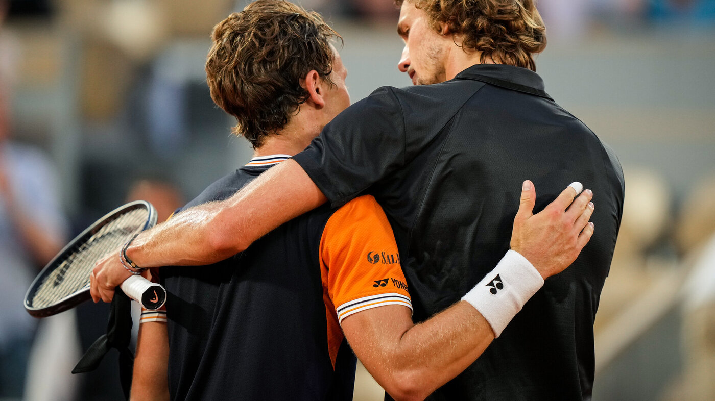 Bildet viser tennisspillerne Casper Ruud og Alexander Zverev. Zverev holder armen vennskapelig rundt Ruud etter French Open.
