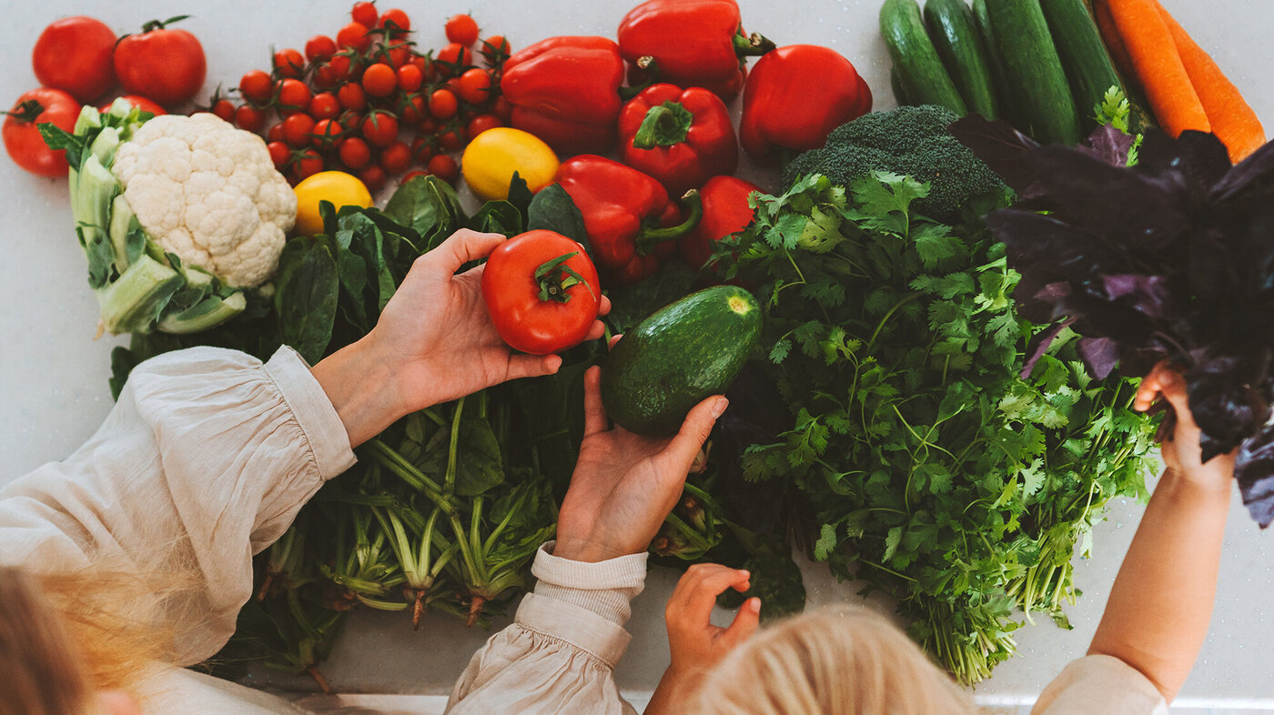 Vegetarisk og vegansk mat Bildet viser en rekke vegetariske matvarer
