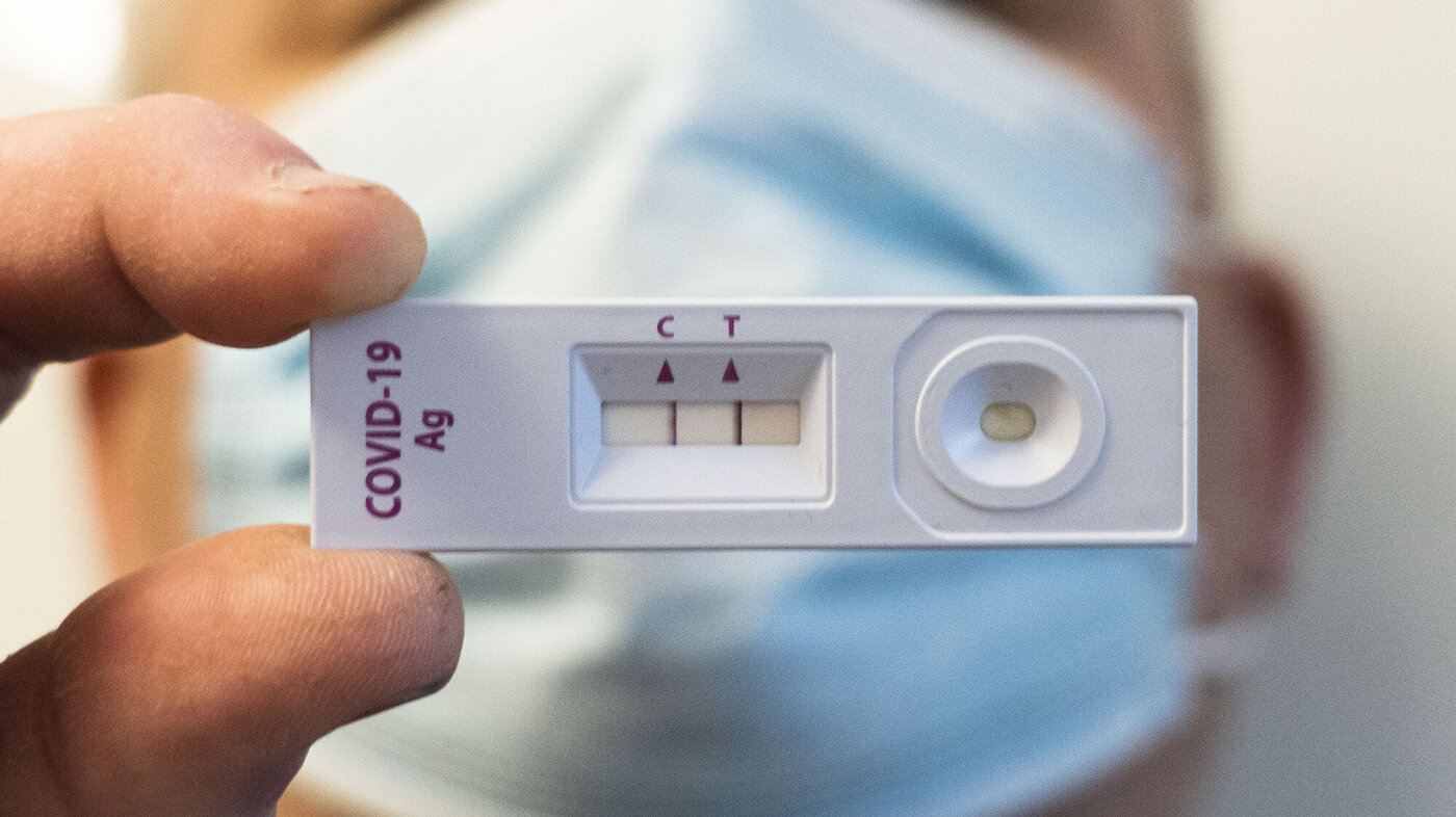 Bildet viser Covid-19 Antigen hurtigtest viser to streker som betyr påvist koronasmitte.