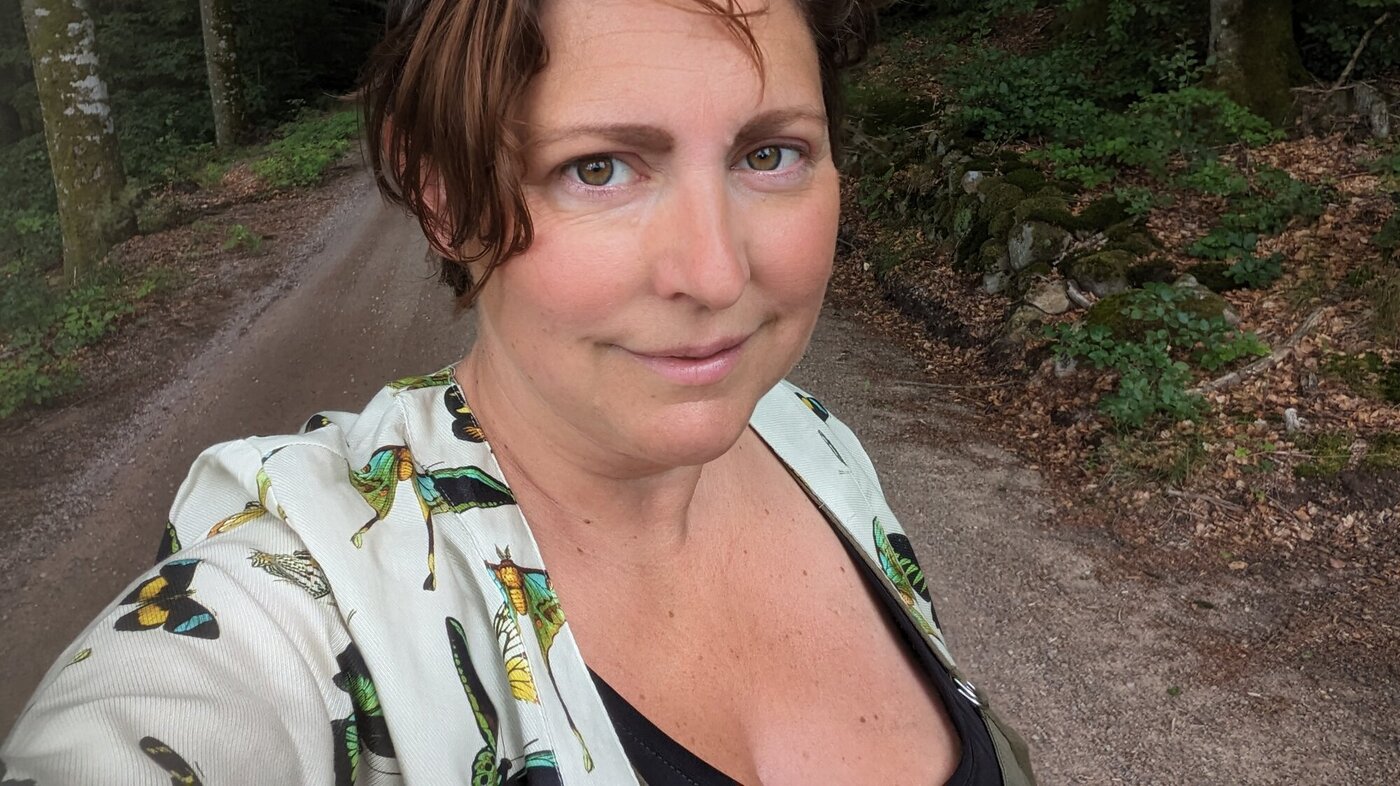 Bildet viser innleggsforfatteren, Maria Vik, som tar en selfie av seg selv i naturen.