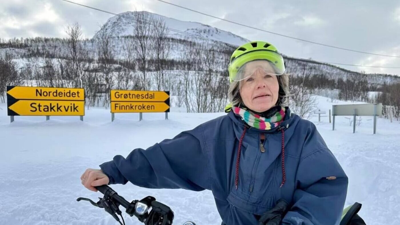 Bildet viser Torill Schneider Aarøen på vei til jobb på sykkel