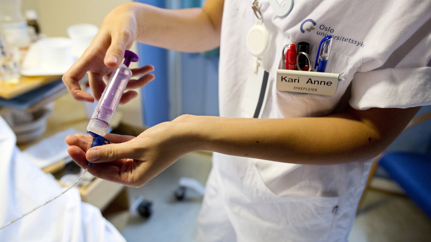 Bildet viser en sykepleier på jobb på Radiumhospitalet.