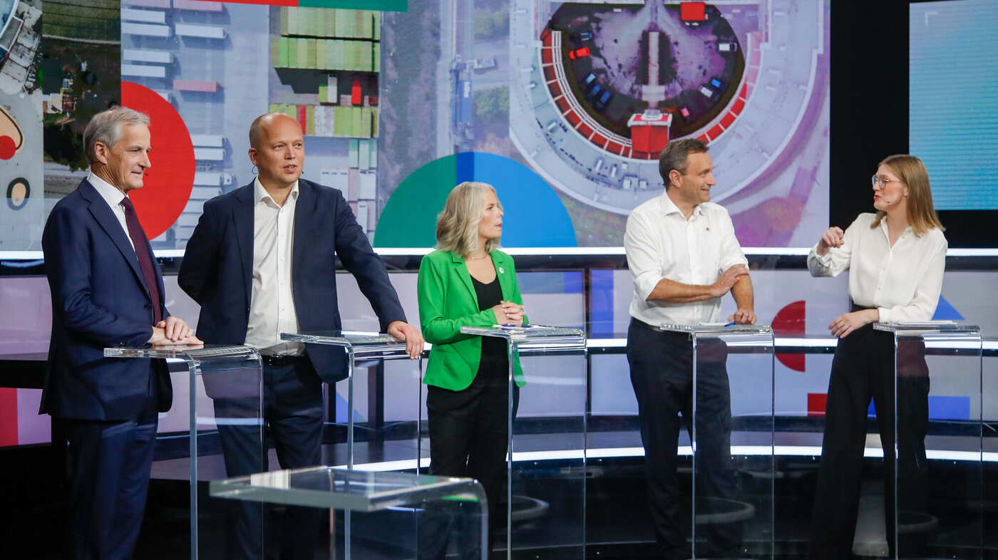 Partiledere klare for debatt i TV 2 sine lokaler i Media City Bergen. F.v. Jonas Gahr Støre (Ap), Trygve Slagsvold Vedum (Sp) , Kirsti Bergstø (SV) , Arild Hermstad (MDG) og Marie Sneve Martinussen (R).