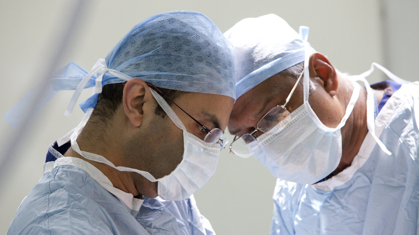 Bildet viser to kirurger som opererer