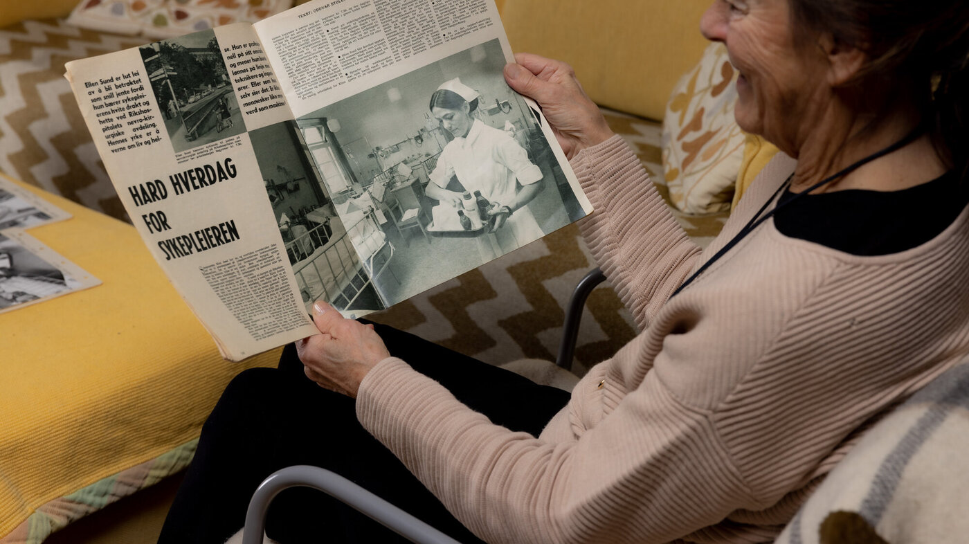 Bildet viser Ellen Sund Tuhus som ser på artikkelen om seg selv