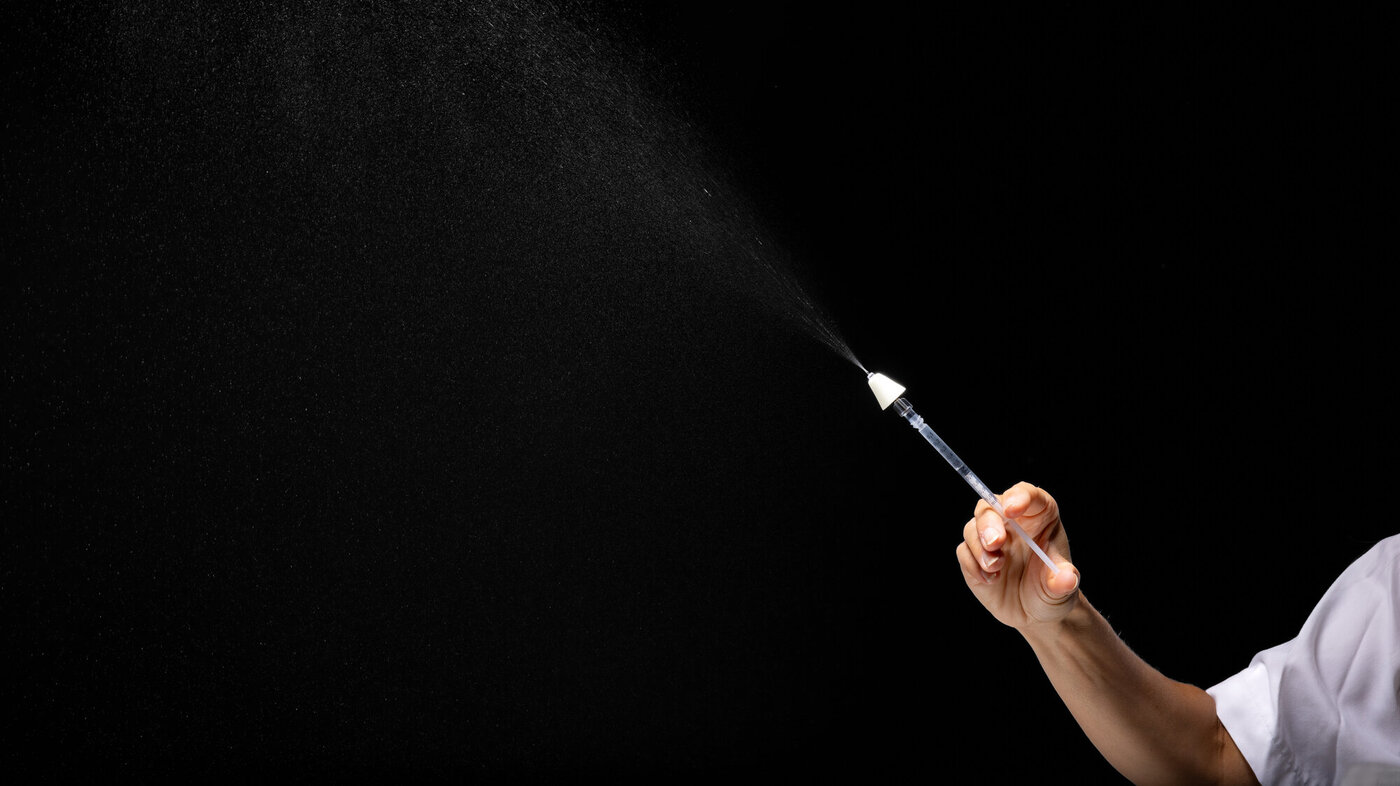 Bildet viser en sprøyte som spruter ut legemidlene som brukes til nasal smertelindring