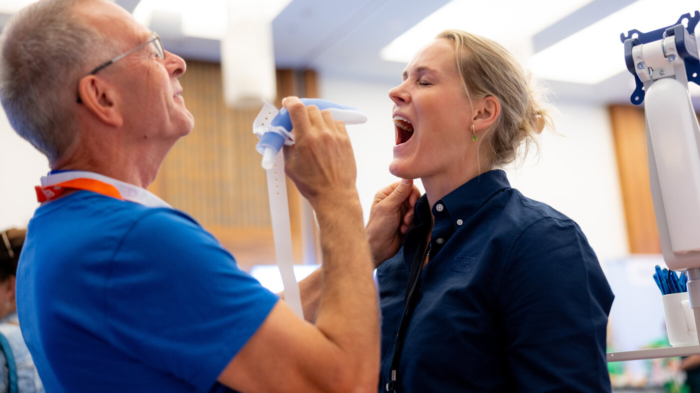 Bildet viser Terje Tobiassen som tester utstyr på Kristin Øverland.